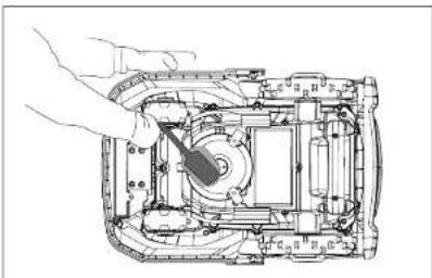 Yard Force SA900B - Cleaning the underside - 1
