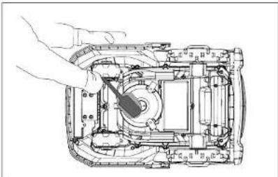 Yard Force SA900B - Čištění spodní strany - 1