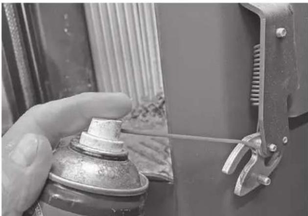 ORANIER Polar Neo 6 R II - Schmieren des Snap-Lock-Feuerraumtürverschlusses - 1