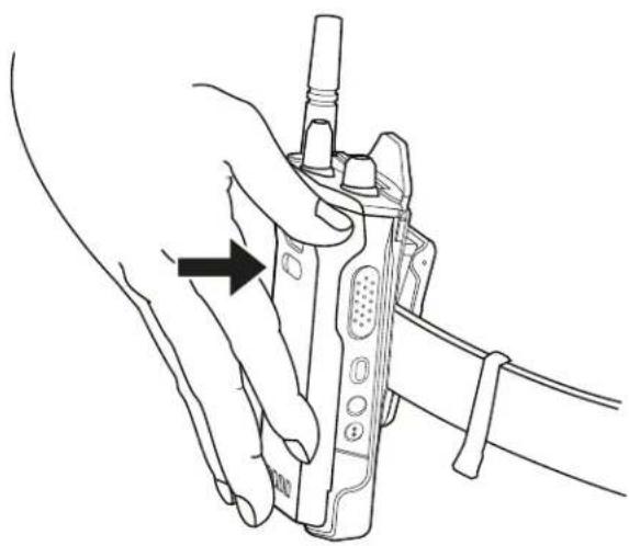 MOTOROLA MOTOTRBO Ion - Colocación del radio en la funda de transporte - 2