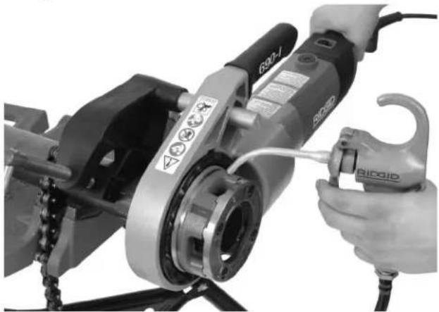 RIDGID 690-I - Abbildung 13 - Gewindeschneiden starten - 1