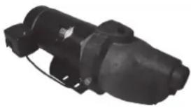 (Figure 2) Tee d'Amorçage avec l'orifice d'amorçage, le bouchon et le jau- geur de pression Tuyau de Suction Pour la boîte de puissance Clapet anti-retour accouplement d'entraînement Point d'entraînement au Système de l'eau de maison