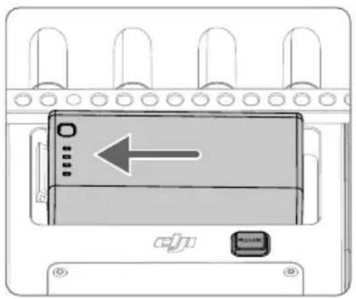 DJI High-Bright Remote Monitor - 安装 / 拆卸电池 - 1