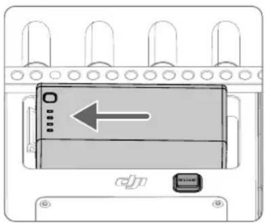DJI High-Bright Remote Monitor - Montaggio/Rimozione della batteria - 1