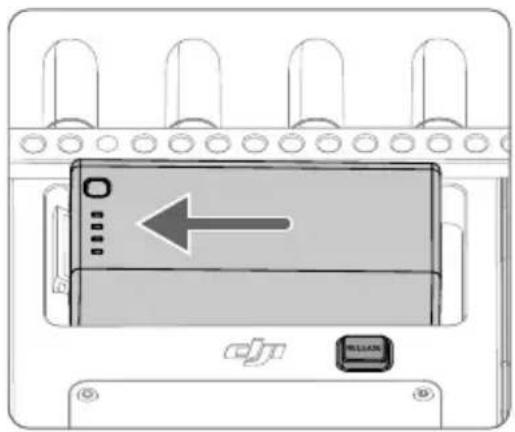 DJI High-Bright Remote Monitor - Montaje/desmontaje de la batería - 1