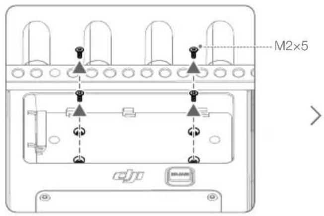 DJI High-Bright Remote Monitor - バッテリーの取り付け/取り外し - 3