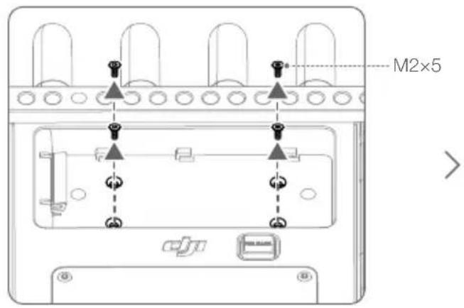 DJI High-Bright Remote Monitor - 安装 / 拆卸电池 - 3