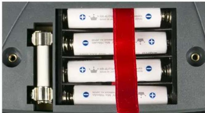 Gossen Metrawatt METRALINE RCDCHECK - Mise en place et remplacement des piles ou des accus - 1