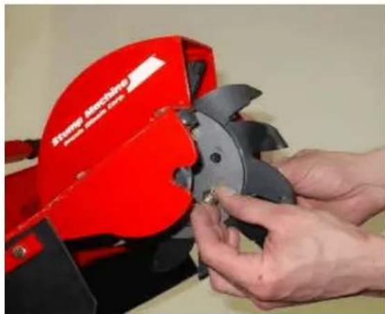 TORO 22602 - Replacing Cutting Blades - 1