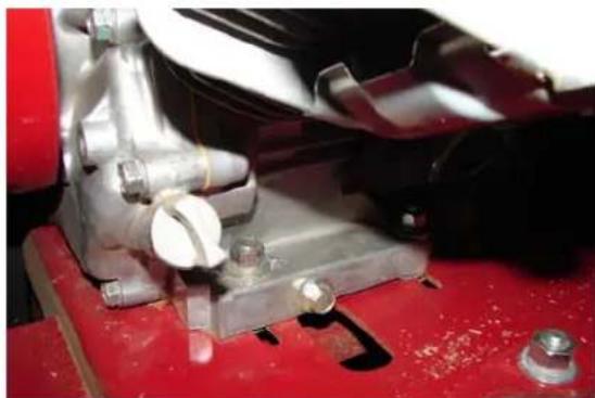 TORO 22602 - Changing the Oil - 1