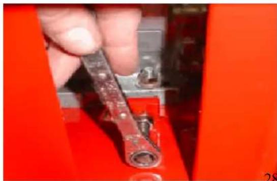 TORO 22602 - Important: Resserrez les 6 boulons lorsque la courroie est correctement tendue. - 1