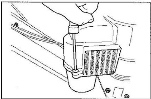 TORO 22602 - Cleaning the Cyclone Air Filter - 1