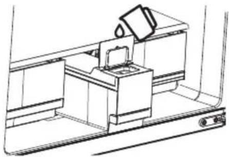 HISENSE RF728N4SBFE - Gebruiken van de watertank - 2