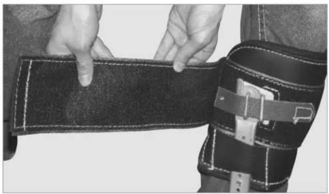 Klein Tools 2214 - dONNING THE ASSEMBLED HydrA-COOL™ PAd AND CLIMBER TO yOur LEG - 8