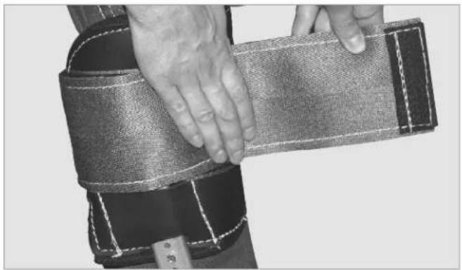 Klein Tools 2214 - dONNING THE ASSEMBLED HydrA-COOL™ PAd AND CLIMBER TO yOur LEG - 9