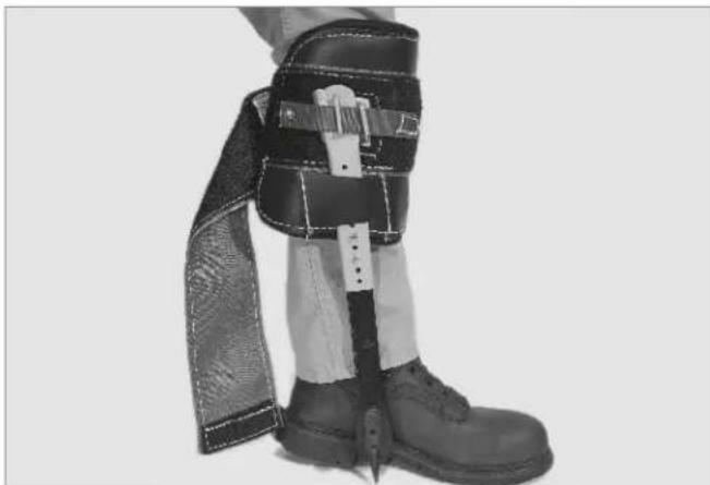 Klein Tools 2214 - dONNING THE ASSEMBLED HydrA-COOL™ PAd AND CLIMBER TO yOur LEG - 1