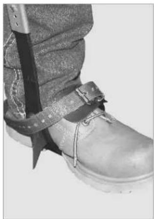 Klein Tools 2214 - dONNING THE ASSEMBLED HydrA-COOL™ PAd AND CLIMBER TO yOur LEG - 3