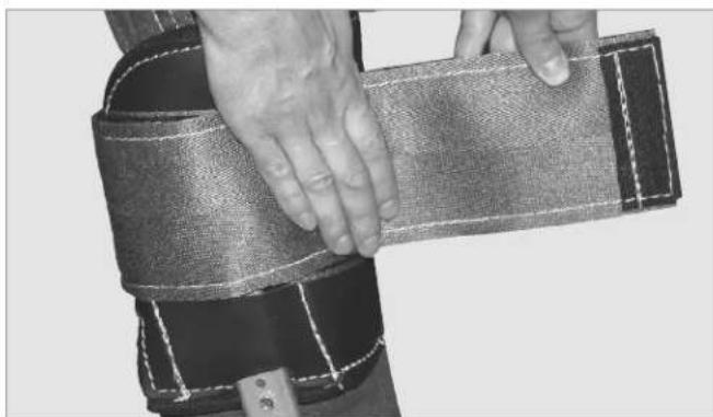 Klein Tools 2214 - ENFILAGE du COuSSINET PrOTECTEur HydrACOOL™ ET dE LA GrIFFE Sur VOTrE JAMBE - 4