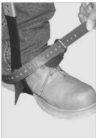 Klein Tools 2214 - dONNING THE ASSEMBLED HydrA-COOL™ PAd AND CLIMBER TO yOur LEG - 2