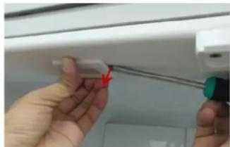 SIEMENS KF96DPXEA - Remover a lâmpada LED superior do compartimento de refrigeração - 2