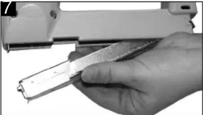 Bavaria by Einhell BET 750 - - Removing jammed staples - 2