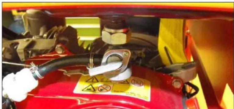 Endress ESE 506 DHS-GT - Αδειάστε το ρεζερβουάρ βενζίνης της γεννήτριας ως εξής: - 1