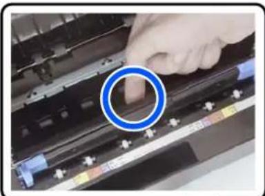 EPSON SureLab SL-D1000 - Si le bord d'attaque du papier rouleau est irrégulier, coupez-le en ligne droite à l'aide d'une paire de ciseaux, par exemple. - 5