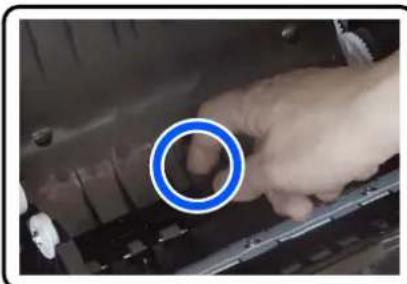 EPSON SureLab SL-D1000 - Si le bord d'attaque du papier rouleau est irrégulier, coupez-le en ligne droite à l'aide d'une paire de ciseaux, par exemple. - 3