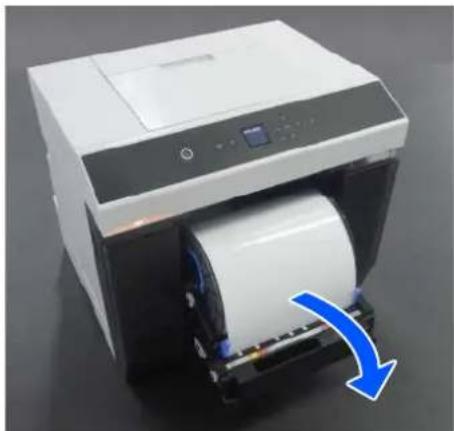 EPSON SureLab SL-D1000 - Si le bord d'attaque du papier rouleau est irrégulier, coupez-le en ligne droite à l'aide d'une paire de ciseaux, par exemple. - 2