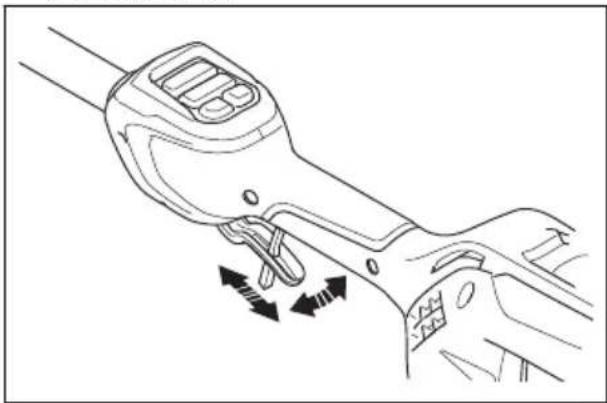 HUSQVARNA 330iKE - Comprobación del bloqueo del gatillo de alimentación - 4
