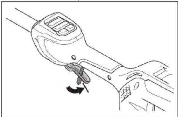 HUSQVARNA 330iKE - Comprobación del bloqueo del gatillo de alimentación - 2
