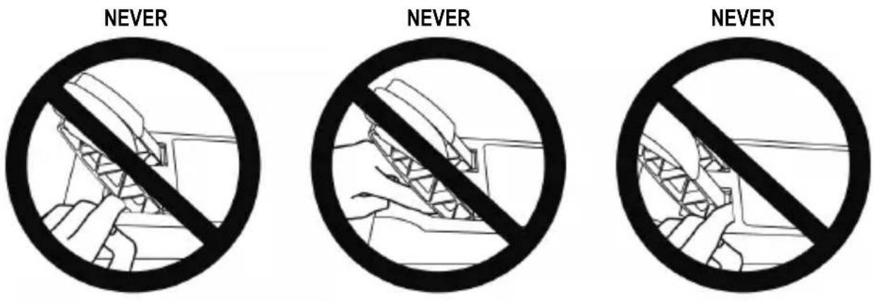 THRUSTMASTER T300RS GT Edition - Warning – Pedal set pinch hazard when playing - 1