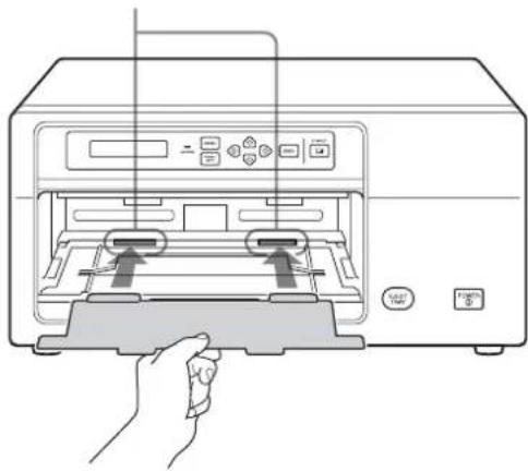 SONY UP-D72XR - Fixation du couvercle guide de magasin sur l'imprimante - 1