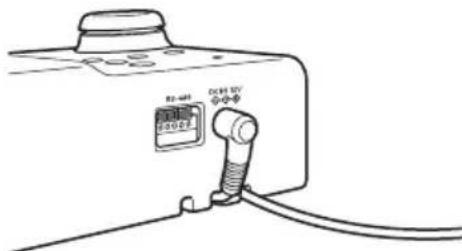 SONY RM-NS1000 - Guarde el cable del adaptador de CA en la pieza de sujeción del cable de CA, situada en la parte posterior del controlador, para sujetar el cable firmemente. - 1