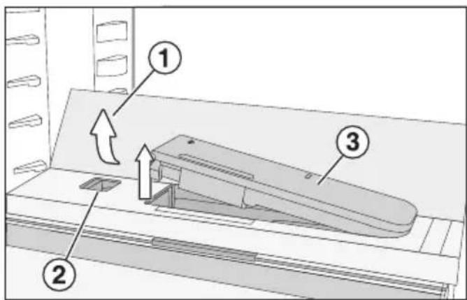MIELE K 7778 C - Retirer et démonter le réservoir d'eau pour le brumisateur - 1