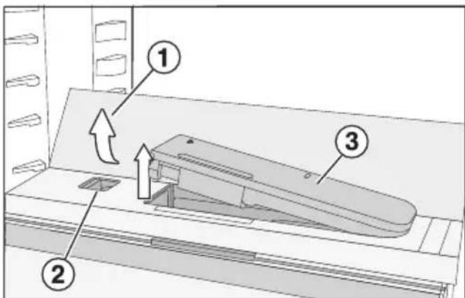 MIELE KFN 7774 C - Retirer et démonter le réservoir d'eau pour le brumisateur - 1