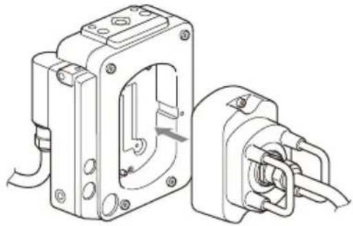 SONY CBK-3620XS - Fissare il ricevitore sul coperchietto di protezione. - 1