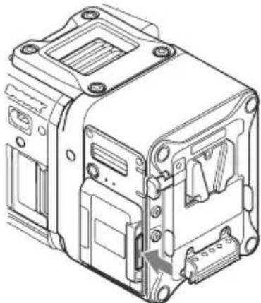 SONY AXS-R7 - Einsetzen einer AXS-Speicherkarte - 1