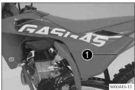 GasGas MC 450F Prado Edition (2025) - Démontage de la trappe de boîtier de filtre à air - 1