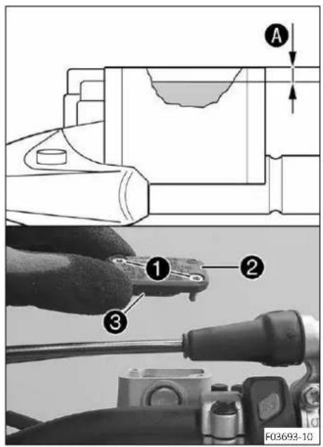 Faire l'appoint du niveau de liquide de frein juA u'au repère Cote A (niveau de liquide de frein 5mm sous le bord supérieur du réservoir) Liquide de frein DOT 4 / DOT 5.1 (P. 172) - Mettre en place le cou2rele la boîte à 3pets - Mettre en place le1ets les serrer.