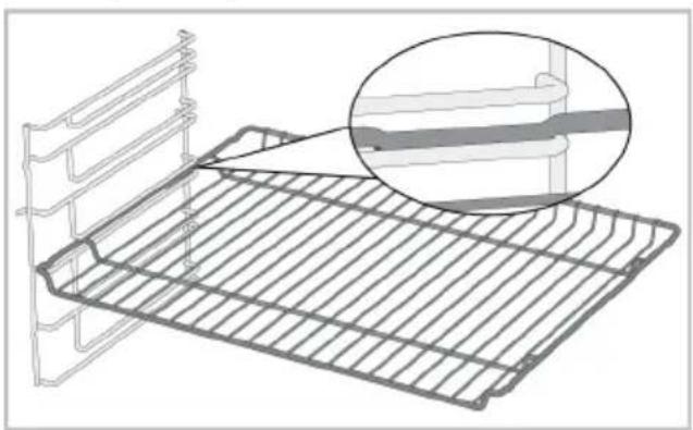 GRUNDIG GEBM12100B - Posizionamento del grill a filo sui ripiani da cottura - 1