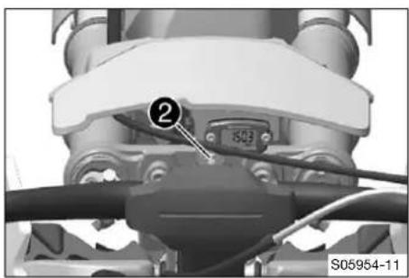 HUSQVARNA TC 65 (2025) - Monter la plaque frontale - 2