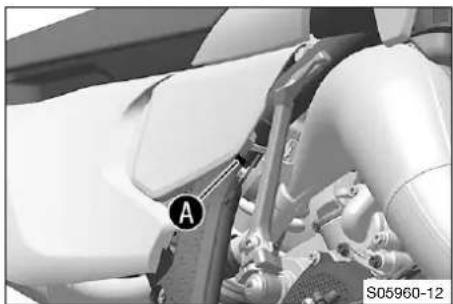 HUSQVARNA TC 65 (2025) - Sécuriser le cache latéral - 1