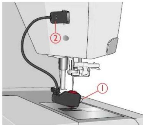 Husqvarna-Viking Designer Brilliance 80 - Installation du pied senseur pour boutonnières une étape - 1