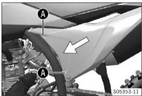 KTM 250 XC-F (2025) - Déposer le couvercle du boîtier du filtre à air - 2