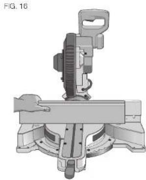 DEWALT DCB205 - DÉCOUPE DE MOULURE DE BASE DE 76 À 171 mm (3 à 6,75 po) DE HAUTEUR VERTICALEMENT CONTRE LE GUIDE - 1