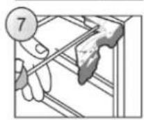 HOOVER HOM4SE68EWPK - DE PLANK VAN HET MEUBEL OP DE DEUR VAN HET APPARAAT VASTMAKEN - 4