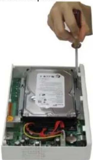 AVer EXR6004 mini - Installazione del disco rigido - 4