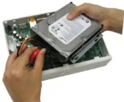 AVer EXR6004 mini - Installieren einer Festplatte - 6