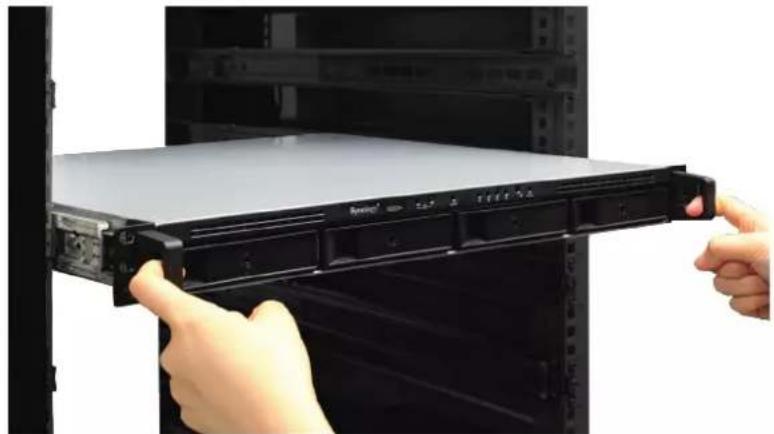 SYNOLOGY RackStation RS820RP+ - Pour retirer le kit de rails : - 1